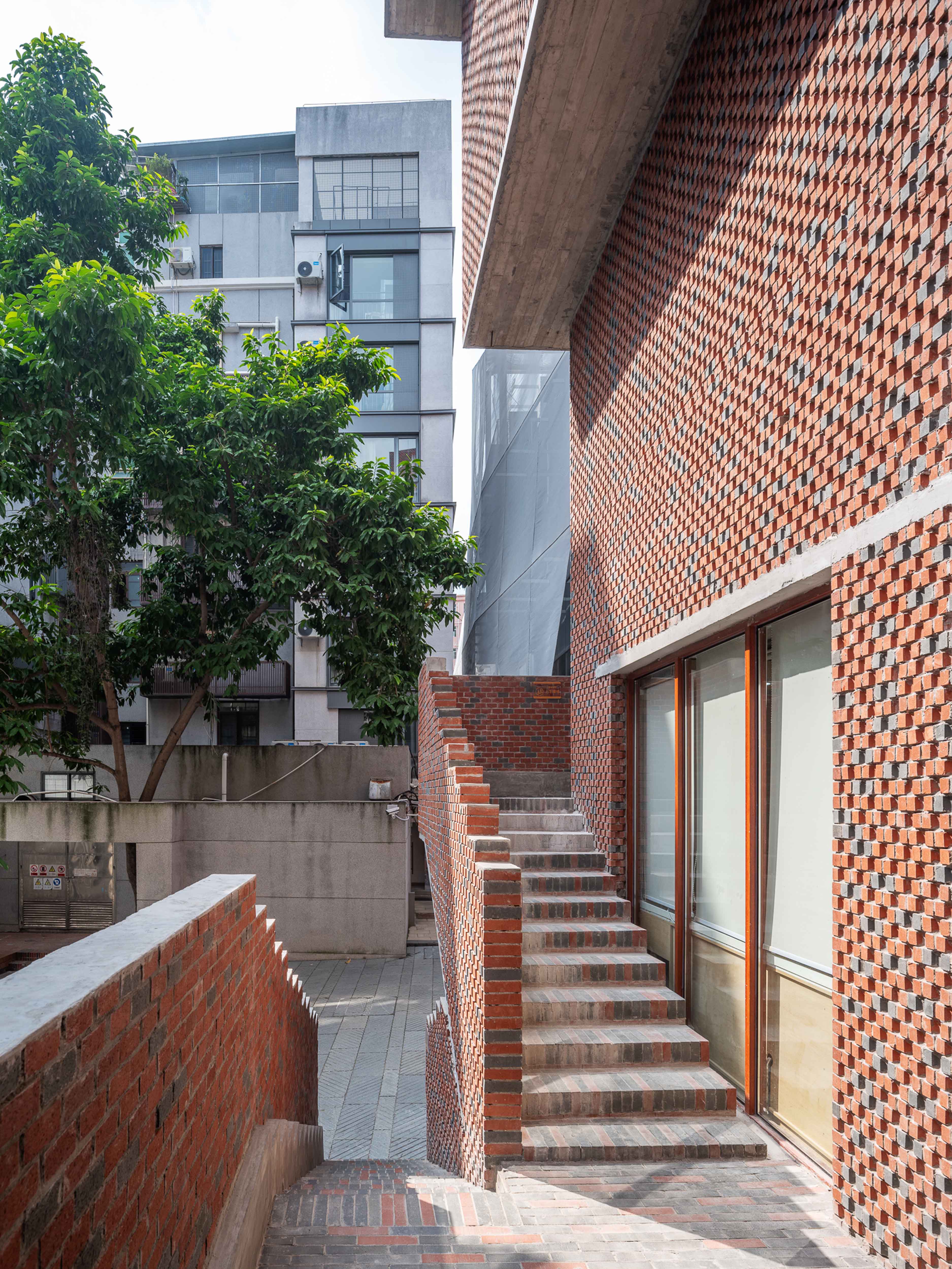 13. 室外楼梯平台 On one of the landings of the outdoor stairs ©田方方.jpg