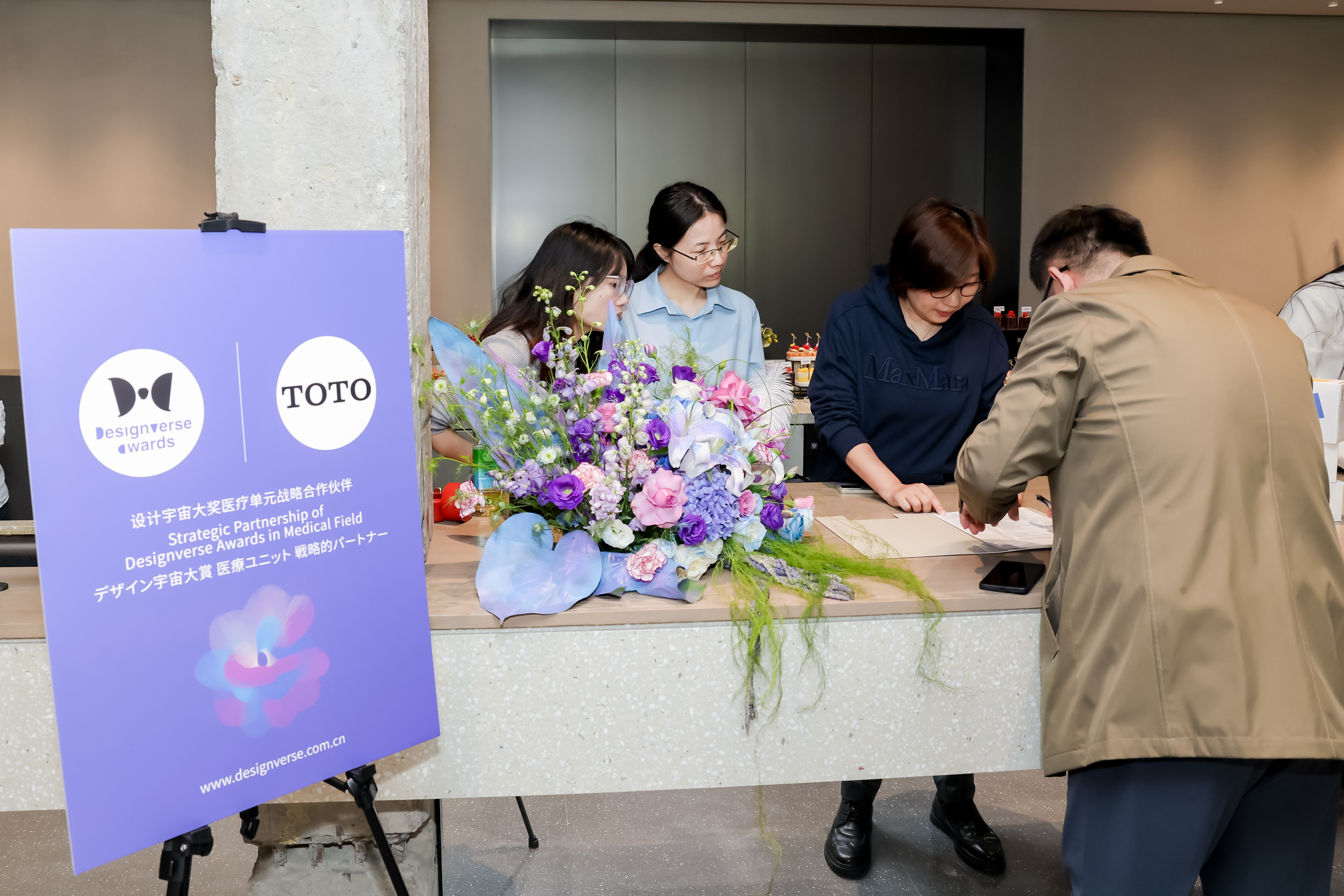 Signing Up at Shang CE+HUB.JPG